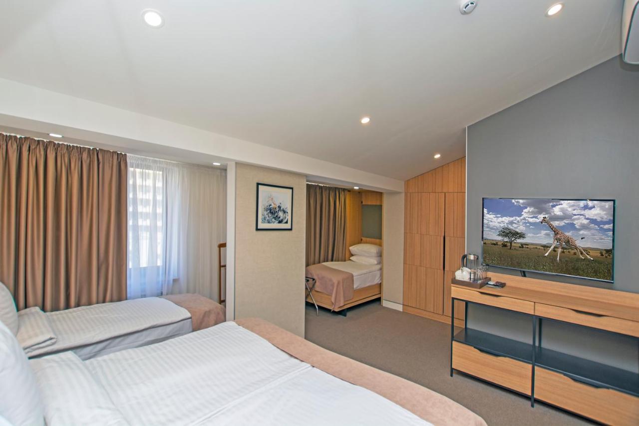 Cartez Hotel Yerevan Bagian luar foto