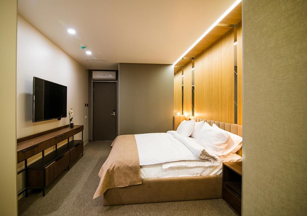 Cartez Hotel Yerevan Bagian luar foto